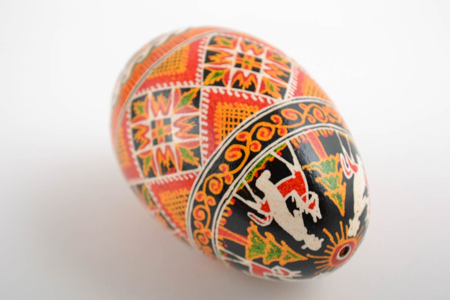 Гусиное пасхальное яйцо расписанное акриловыми красками хэнд мэйд с лошадью фото 3
