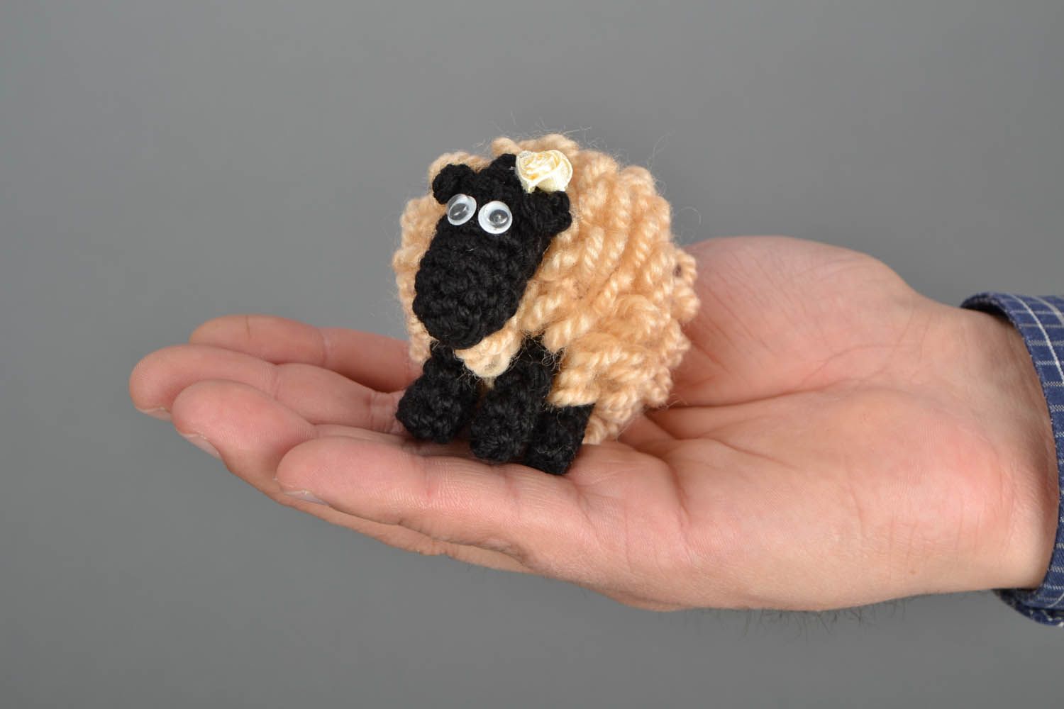 Jouet tricoté mouton fait main photo 1