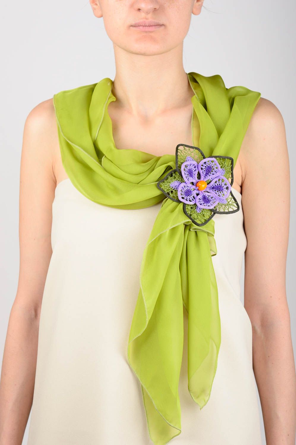 Écharpe tissu Foulard femme fait main de soie vert avec broche Cadeau femme photo 5