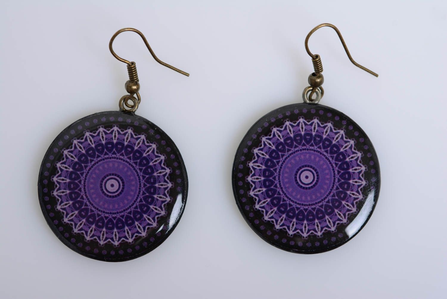 Boucles d'oreilles en plastique rondes violettes originales faites main stylées photo 5