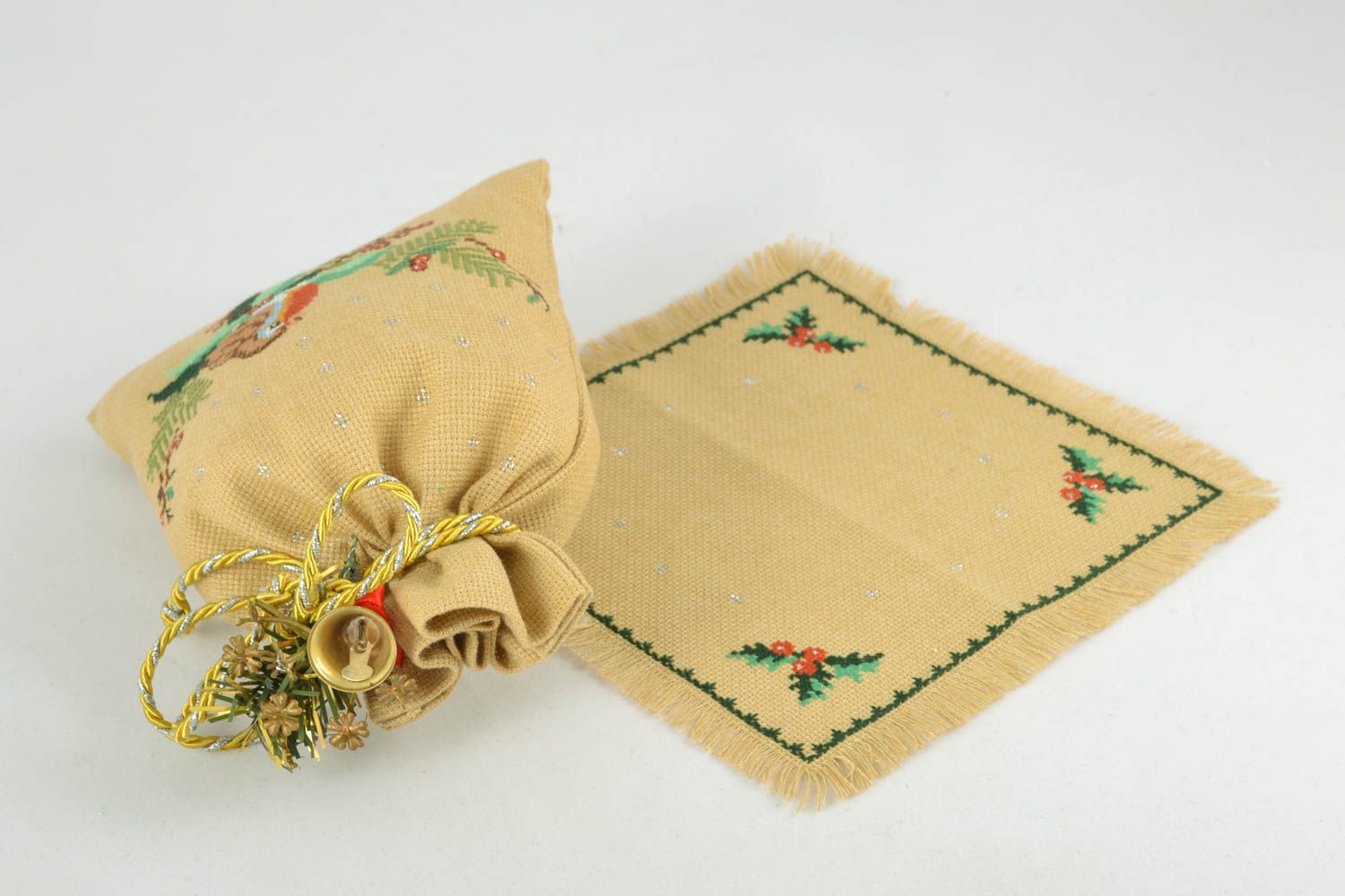 Sac de cadeau et serviette avec broderie faits main originaux design de Noël photo 3