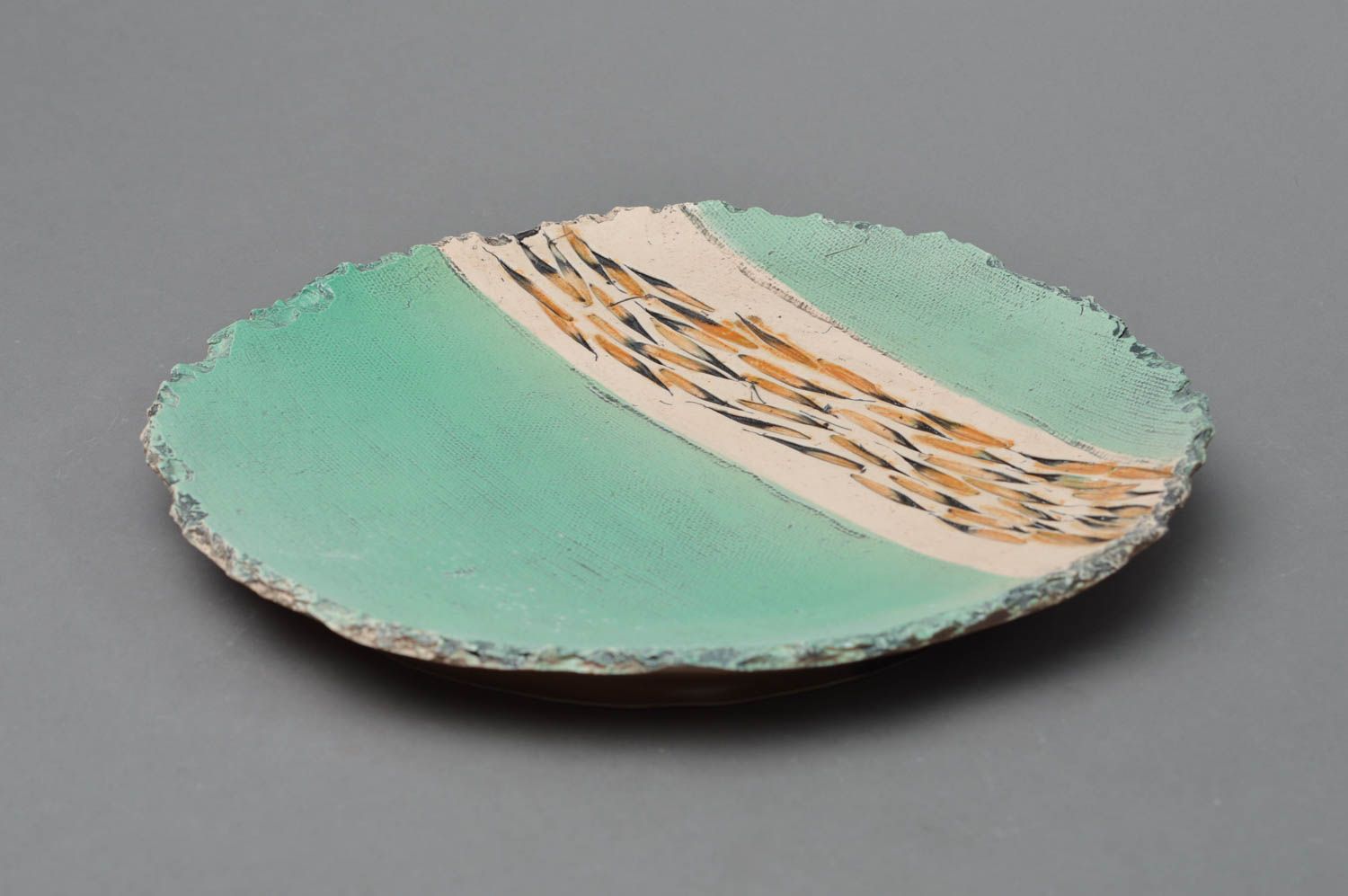 Assiette plate en porcelaine turquoise à motif faite main à bords déchirés photo 1