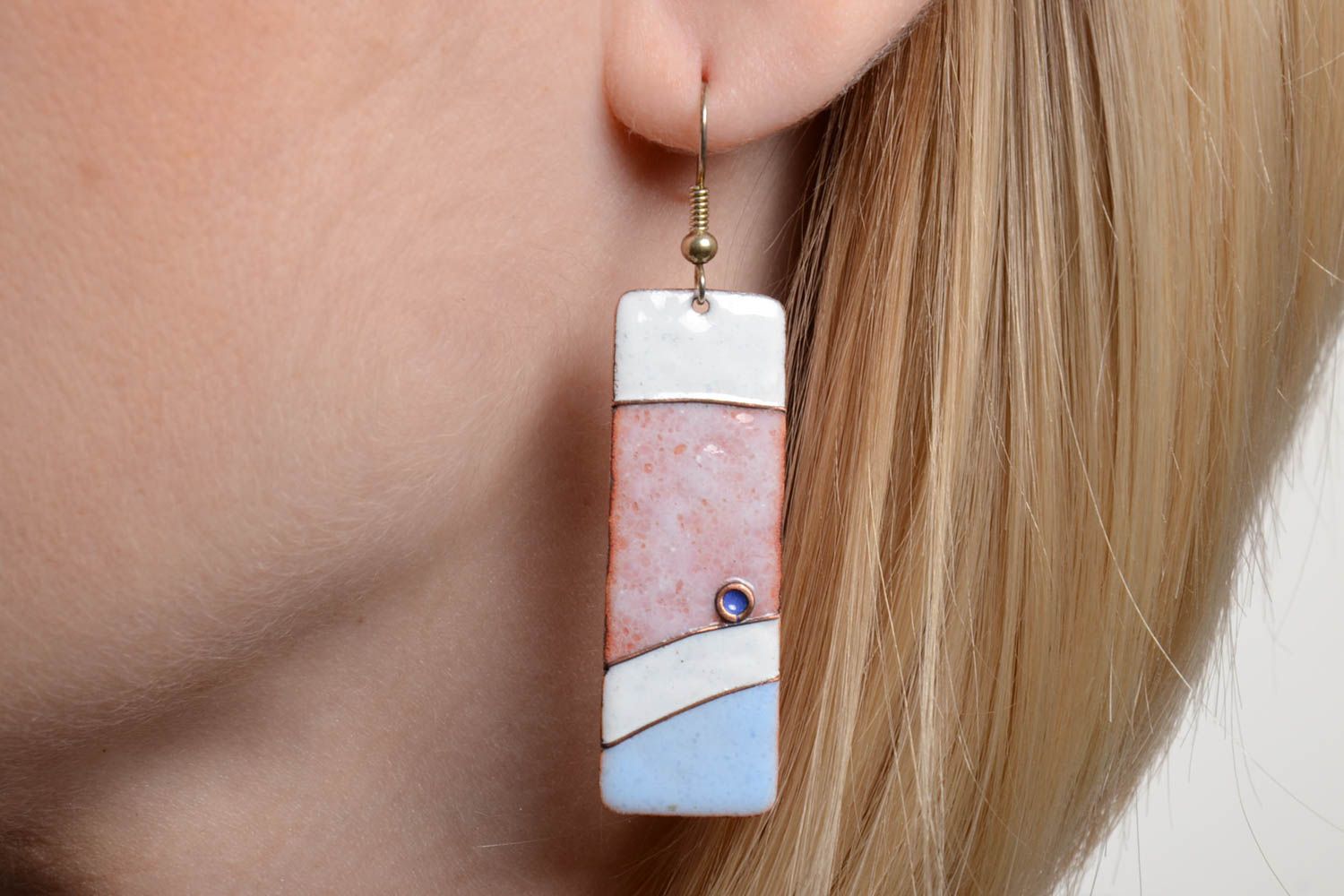 Stilvolle lange handgemachte Ohrringe aus Messing mit farbiger Emaille bemalt foto 5