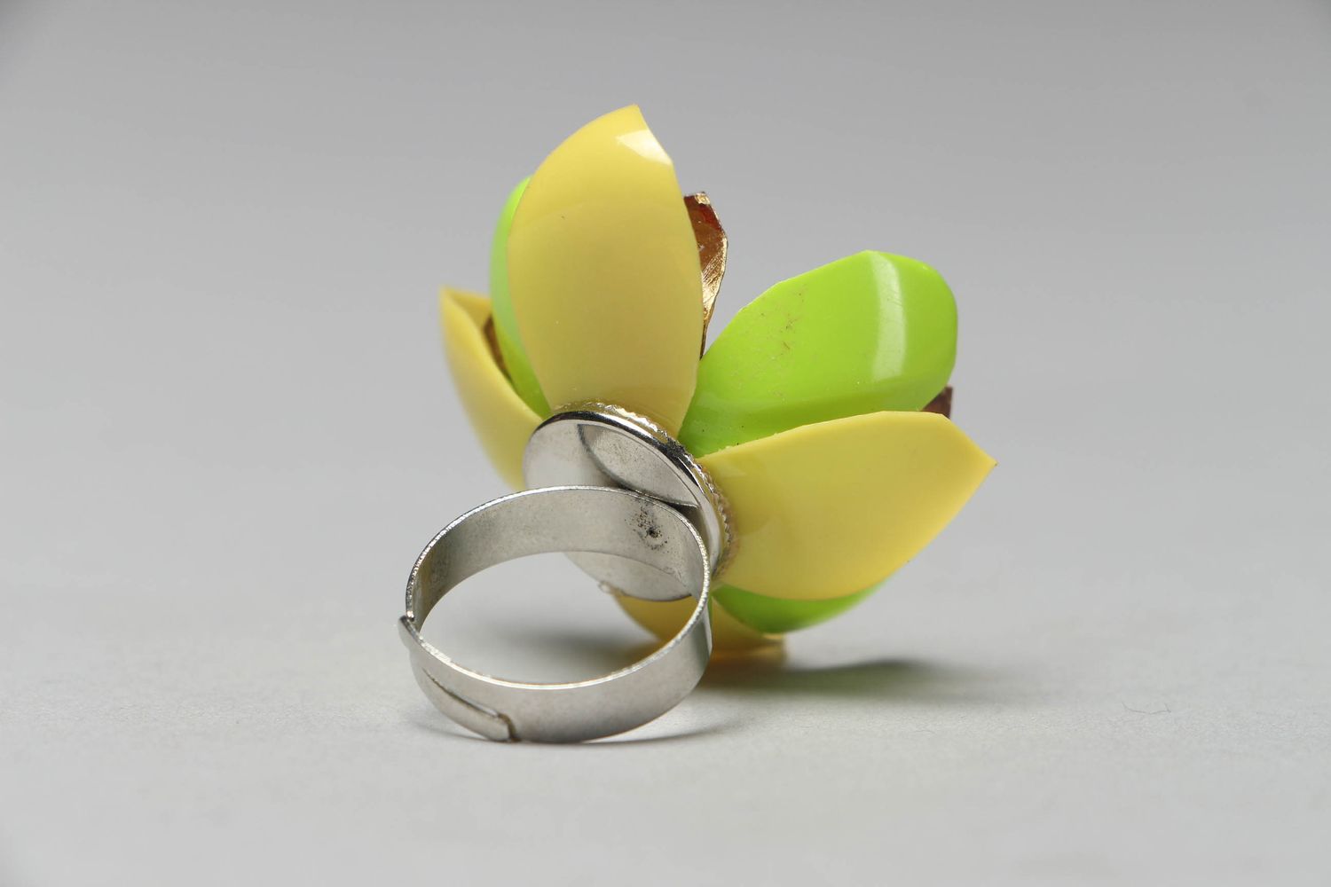 Пластиковое кольцо в виде цветка фото 3