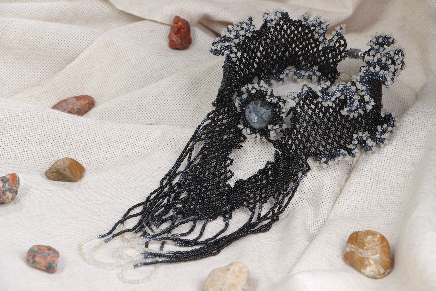 Collier noir en perles de rocaille avec pierre naturelle labradorite fait main photo 1