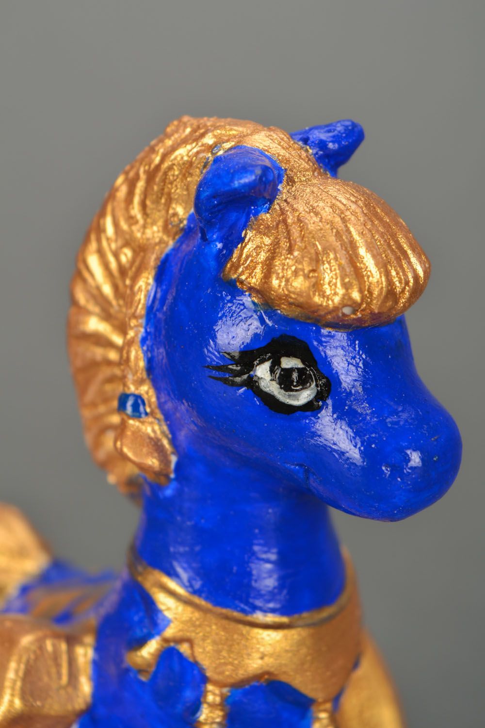 Estatueta de gesso pintada com tintas acrílicas Cavalo com ferradura foto 4