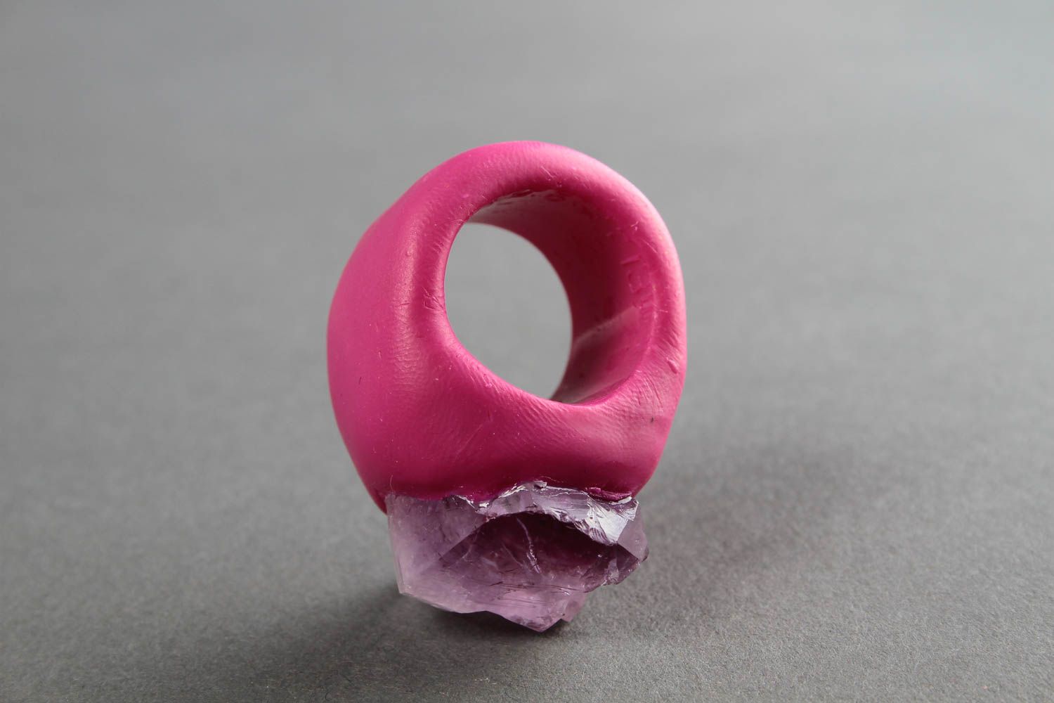 Anello da donna fatto a mano in argilla polimerica rosa bello con ametista foto 4