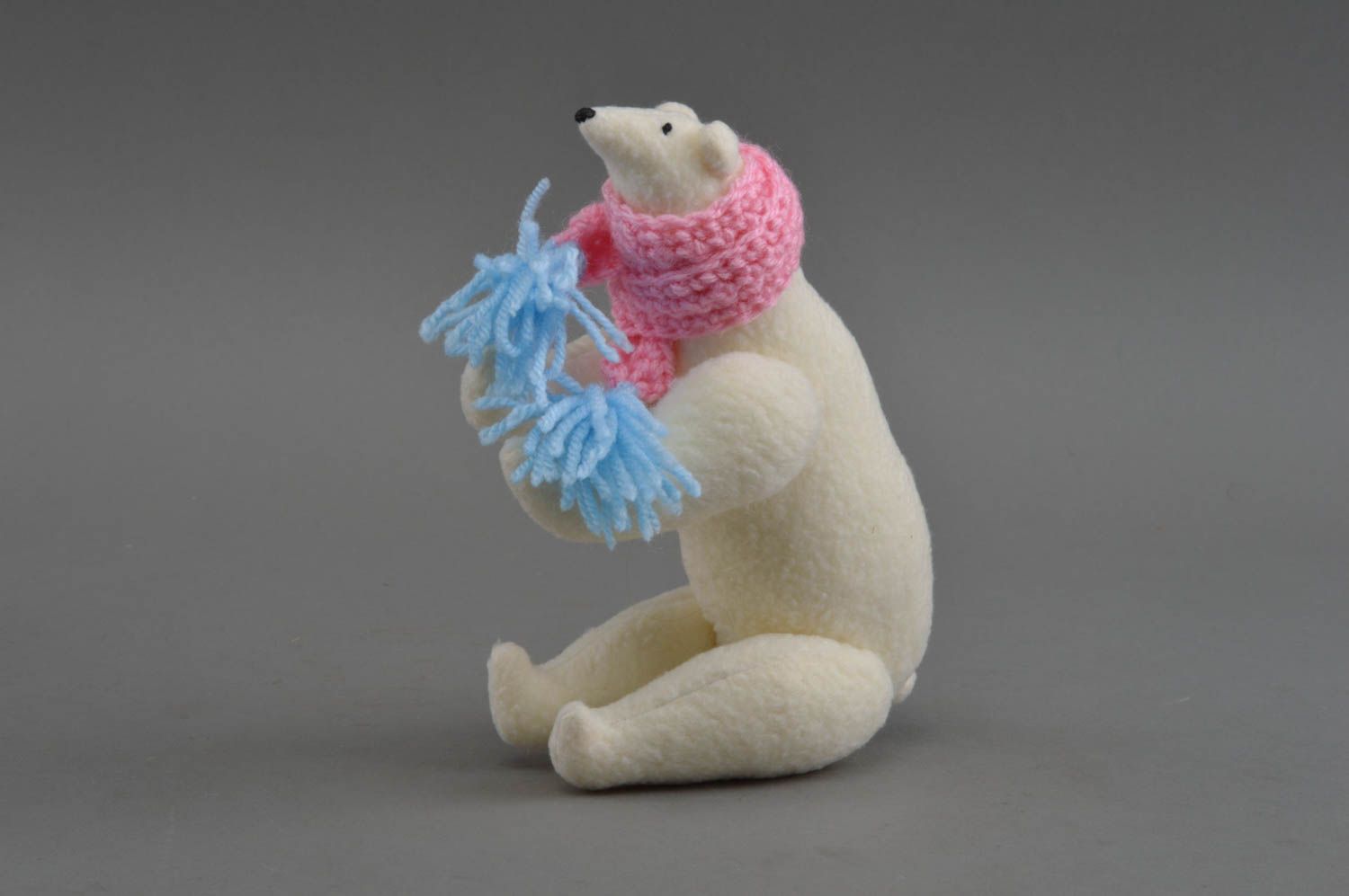 Флисовая игрушка интерьерная для декора дома ручной работы Белый медведь фото 3