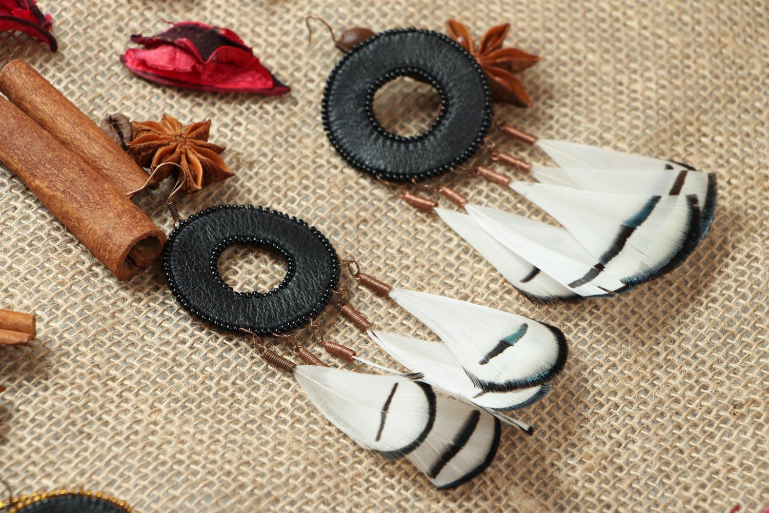 Boucles d'oreilles artisanales en cuir et plumes  photo 3