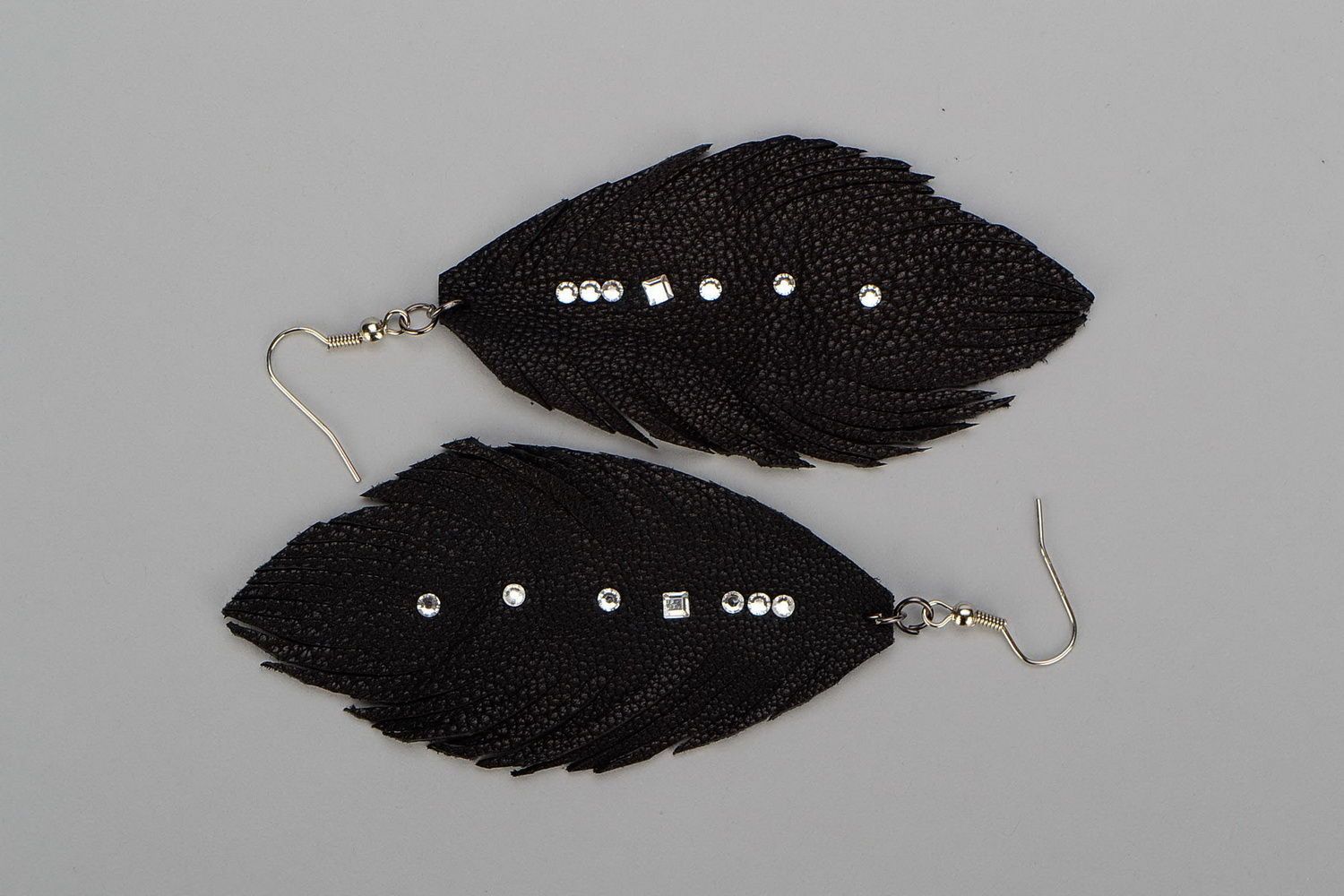 Earrings made ​​of leather in the form of feathers photo 4