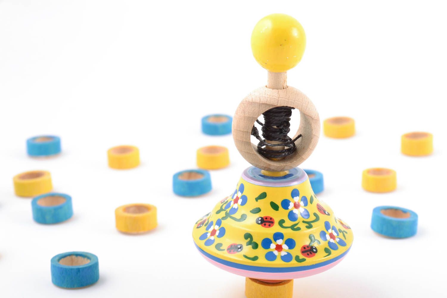 Schönes Spielzeug Kreisel aus Holz mit öko reinen Farben bemalt bunt mit Faden  foto 1