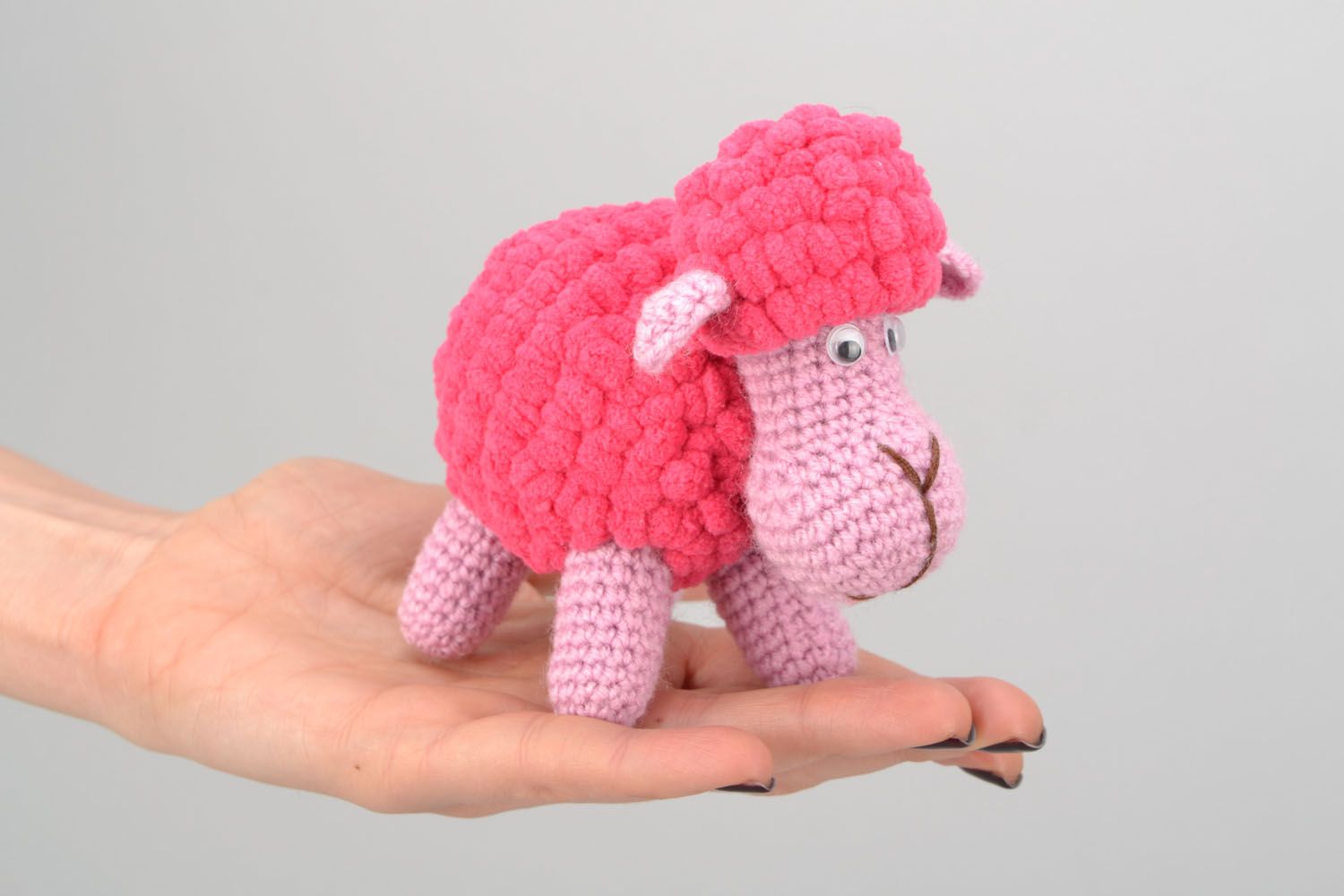 Doudou tricoté à la main Mouton rose  photo 2