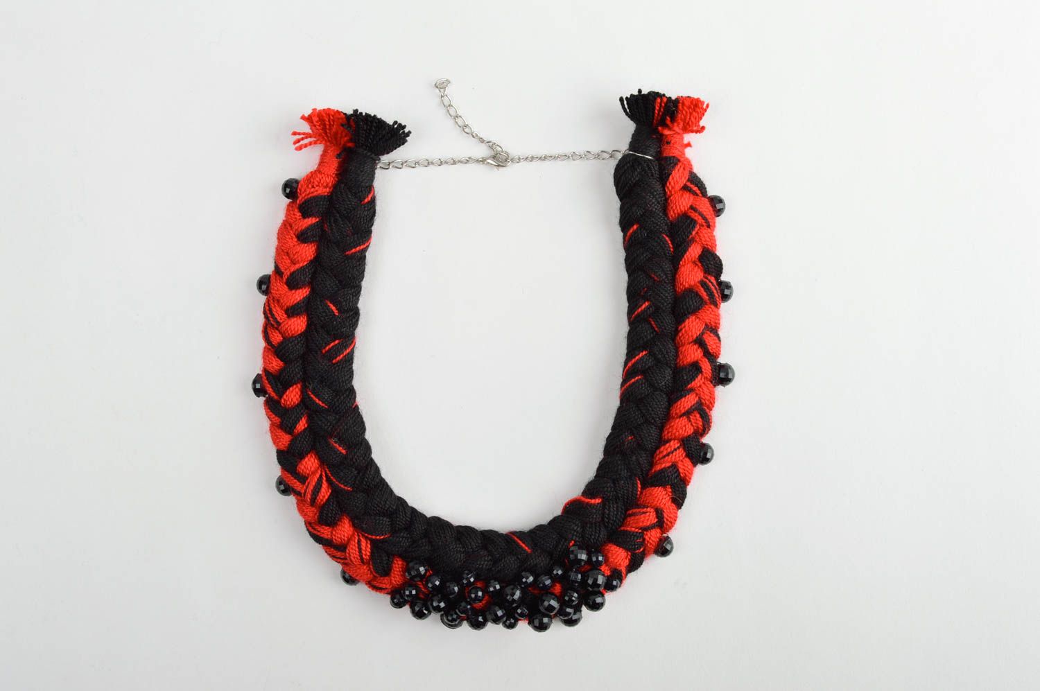 Collier textile Bijou fait main noir et rouge tressage fils Accessoire femme photo 2