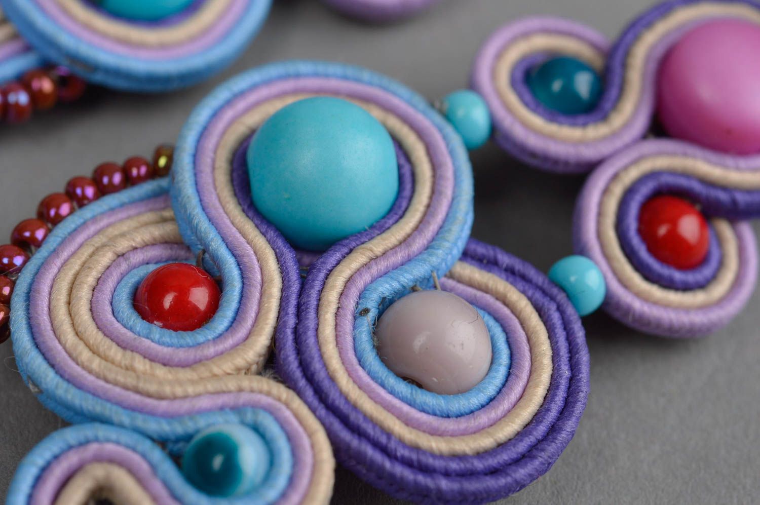 Boucles d'oreilles textiles longues multicolores avec pompons bleus faites main photo 5