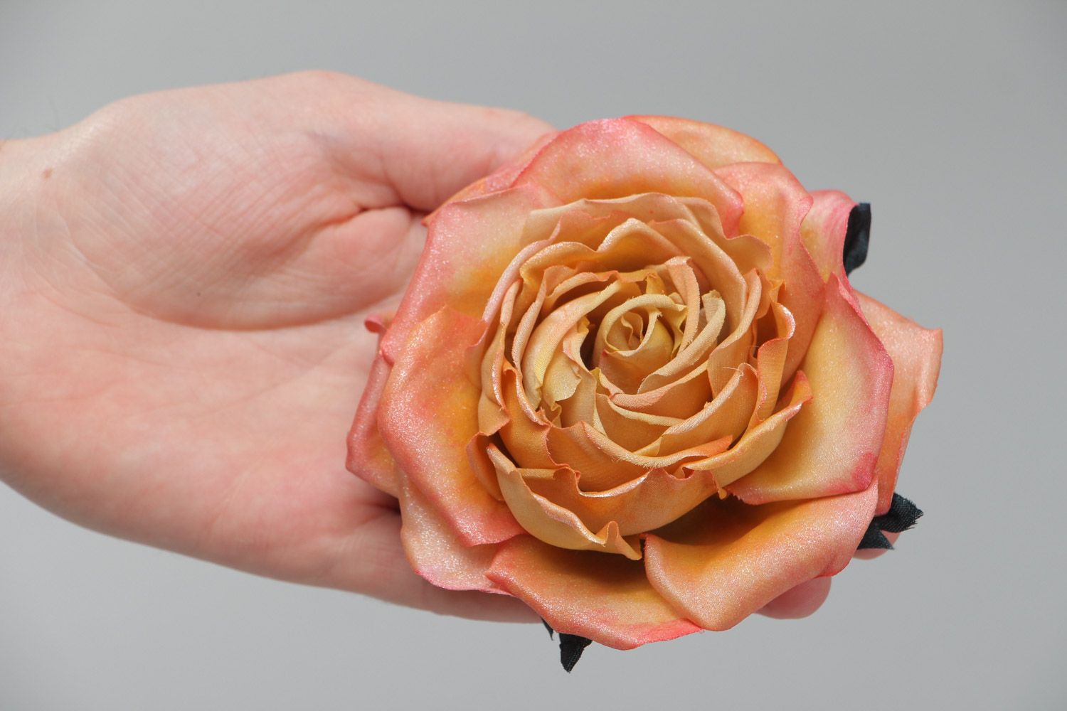 Заколка для волос из атласа и шелка в виде розы кремовая аксессуар ручной работы фото 5
