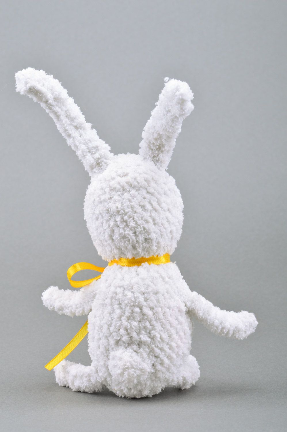 Мягкая игрушка ручной работы заяц белый для детей связанный крючком красивый фото 5