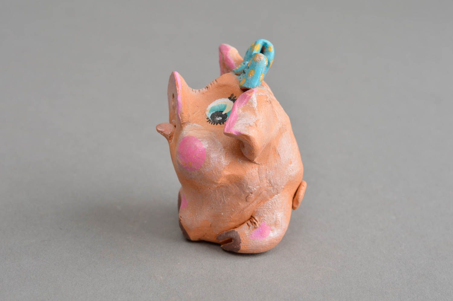 Керамический сувенир ручной работы обиженная свинка с голубым бантиком фото 3