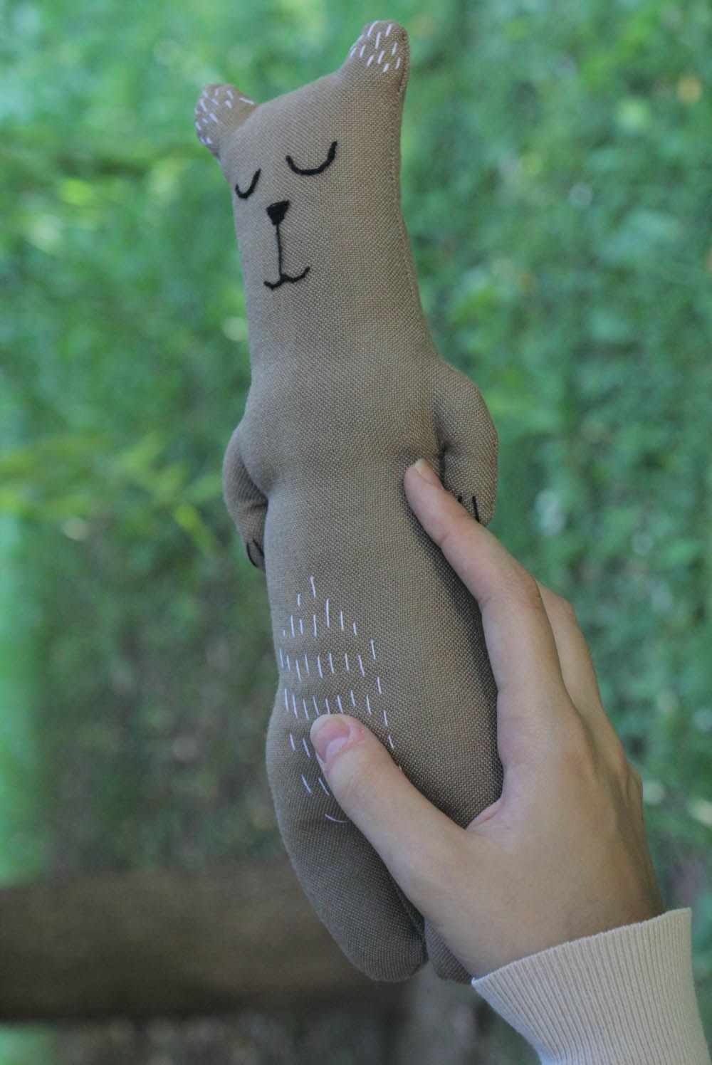 Brinquedo macio têxtil feito à mão de tecido para decoração do interior de materiais naturais Ursinho foto 5