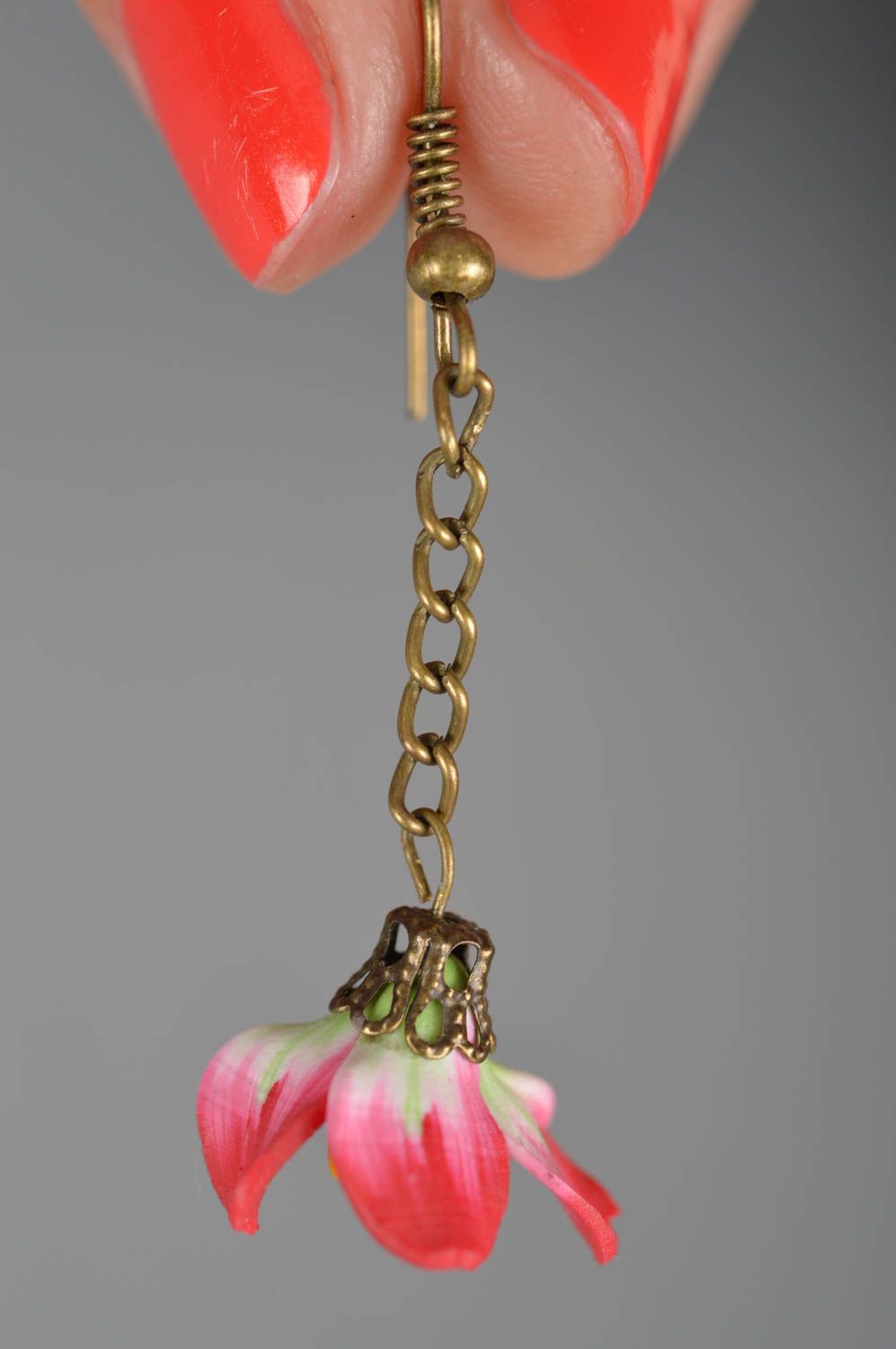 Lange Ohrringe aus Polymerton mit roten Blumen schön künstlerische Handarbeit foto 3
