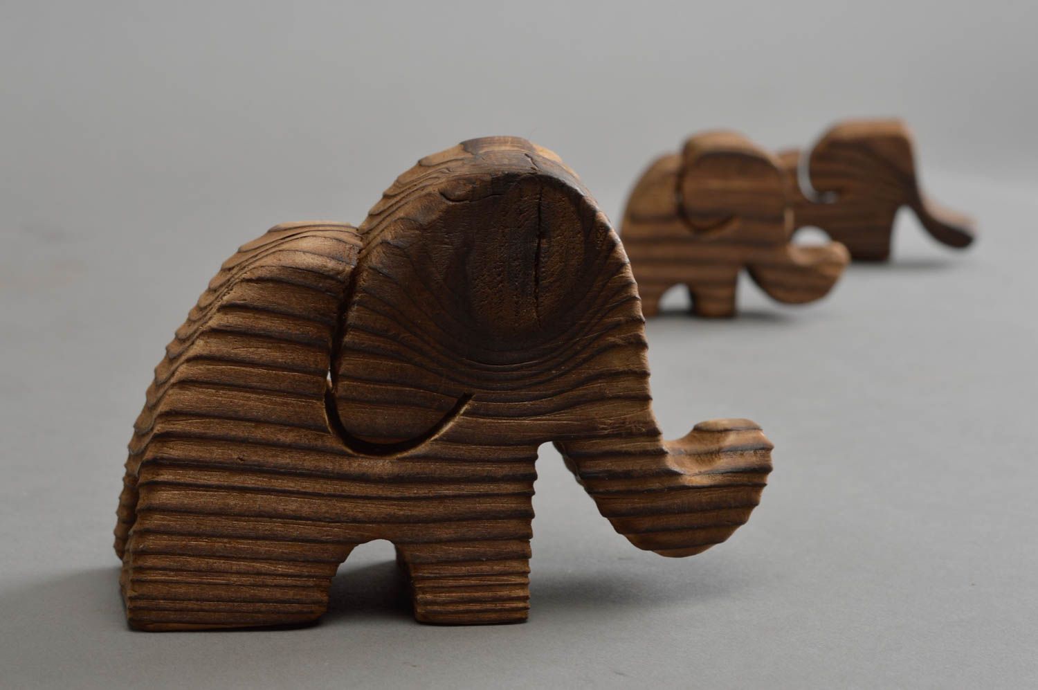 Originelle geschnitzte handgemachte Figurine aus Holz Elefant mit Metall foto 1