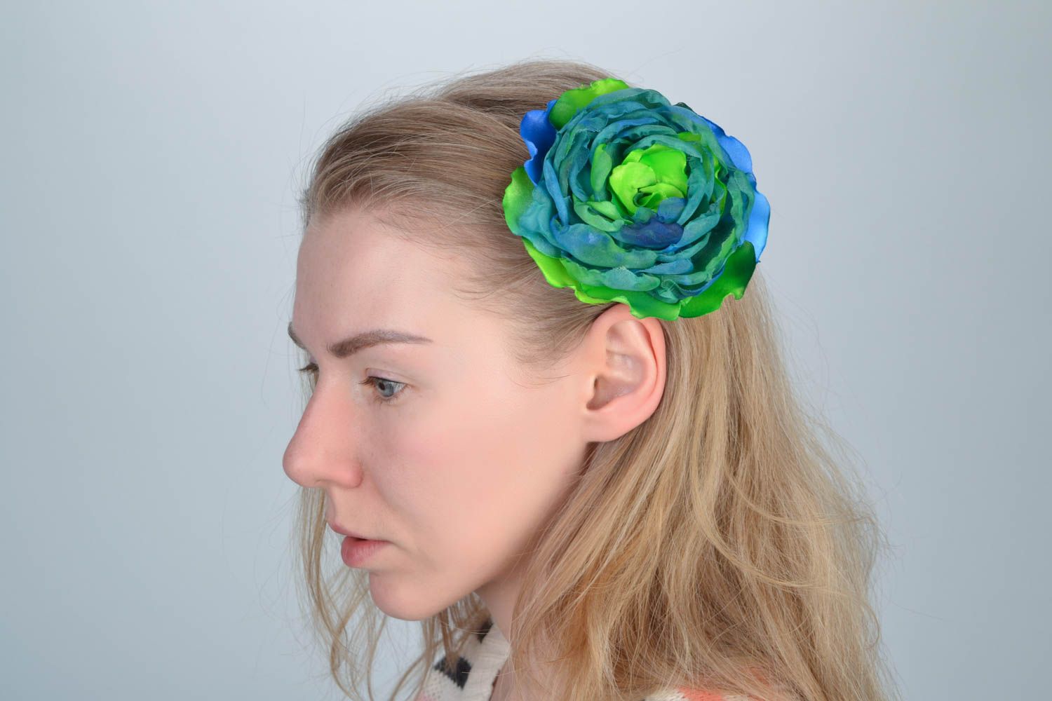 Grande pince à cheveux fleur bleu vert faite main en satin et organza pour femme photo 1