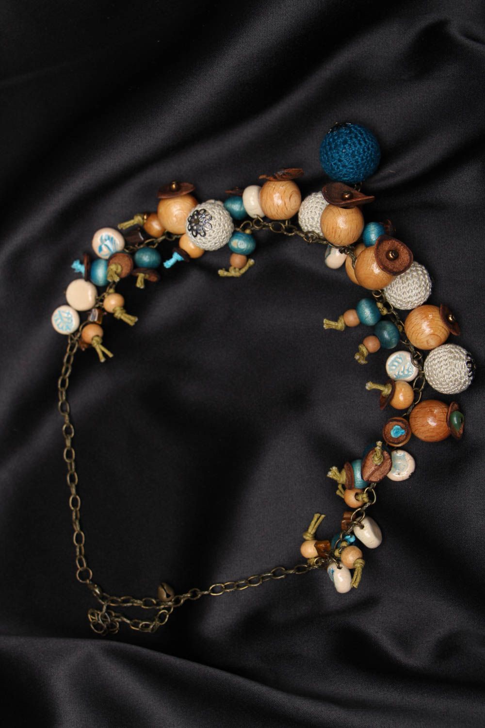 Collier en perles recouvertes de fils de style écologique photo 1