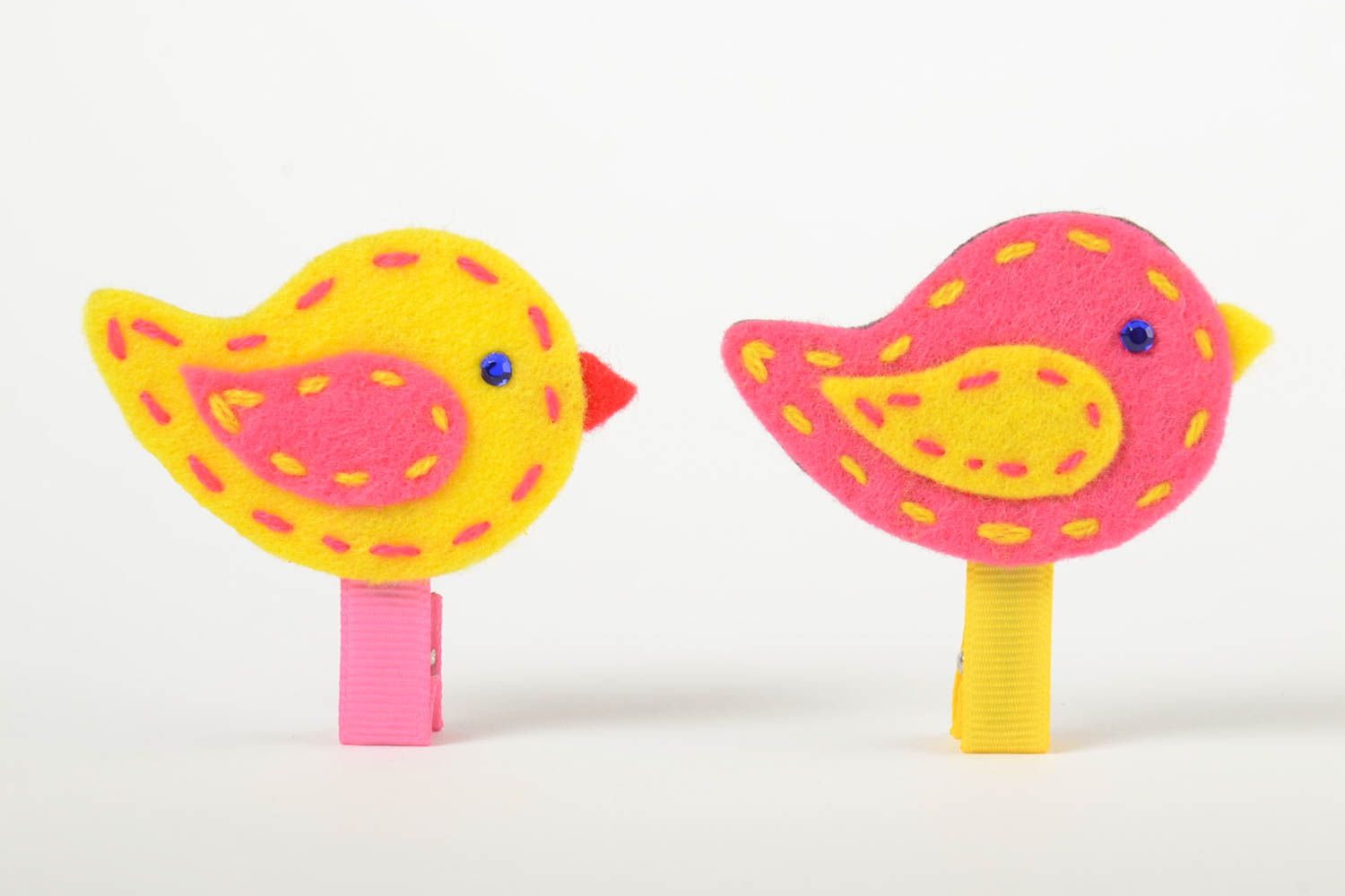 Pinzas para el pelo infantiles artesanales con forma de pajaritos 2 piezas rosada y amarilla  foto 2