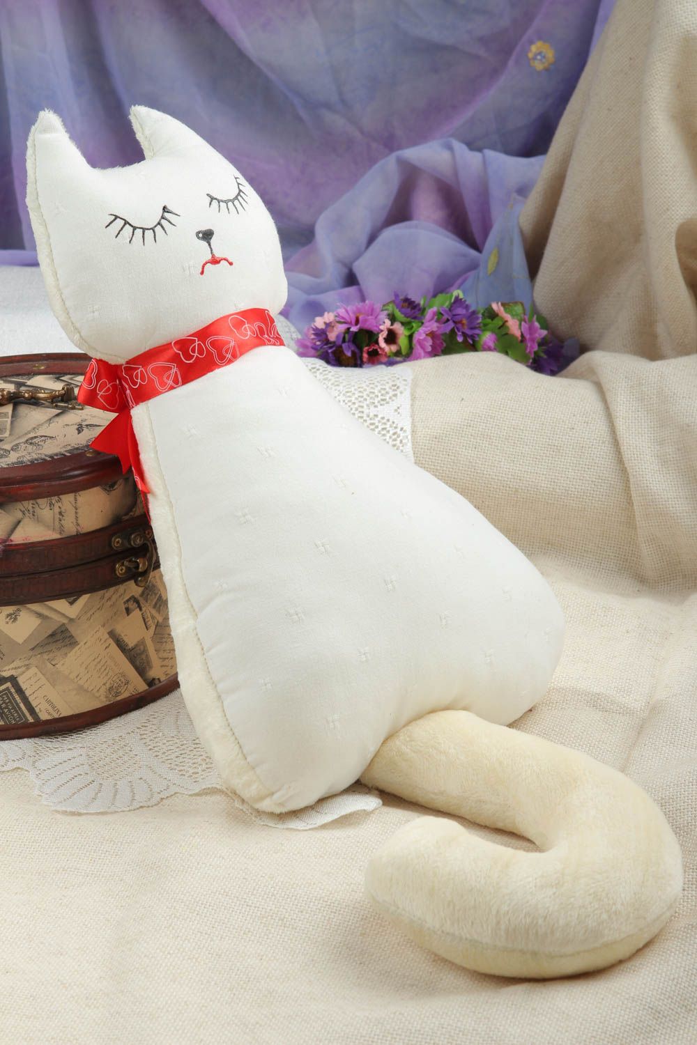 Coussin chat blanc fait main Peluche chat en tissus Déco maison originale photo 1