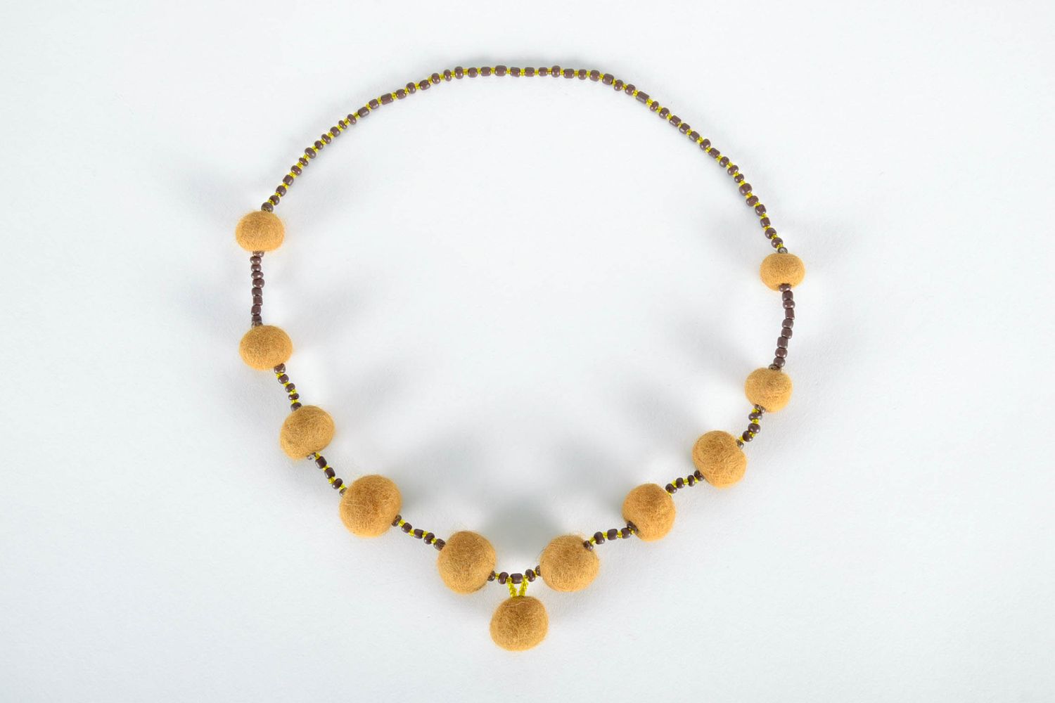 Perlenkette aus Wolle foto 1
