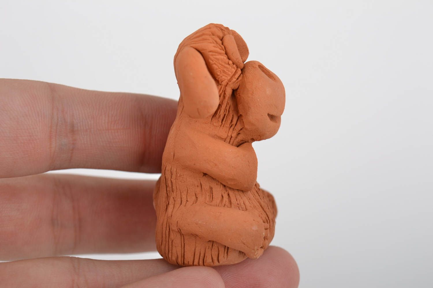 Petite figurine en céramique faite main originale brun clair en forme de singe photo 2