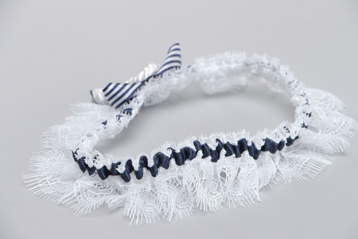 Jarretière de la mariée avec ancre faite main en dentelle bleu-blanc style marin photo 4