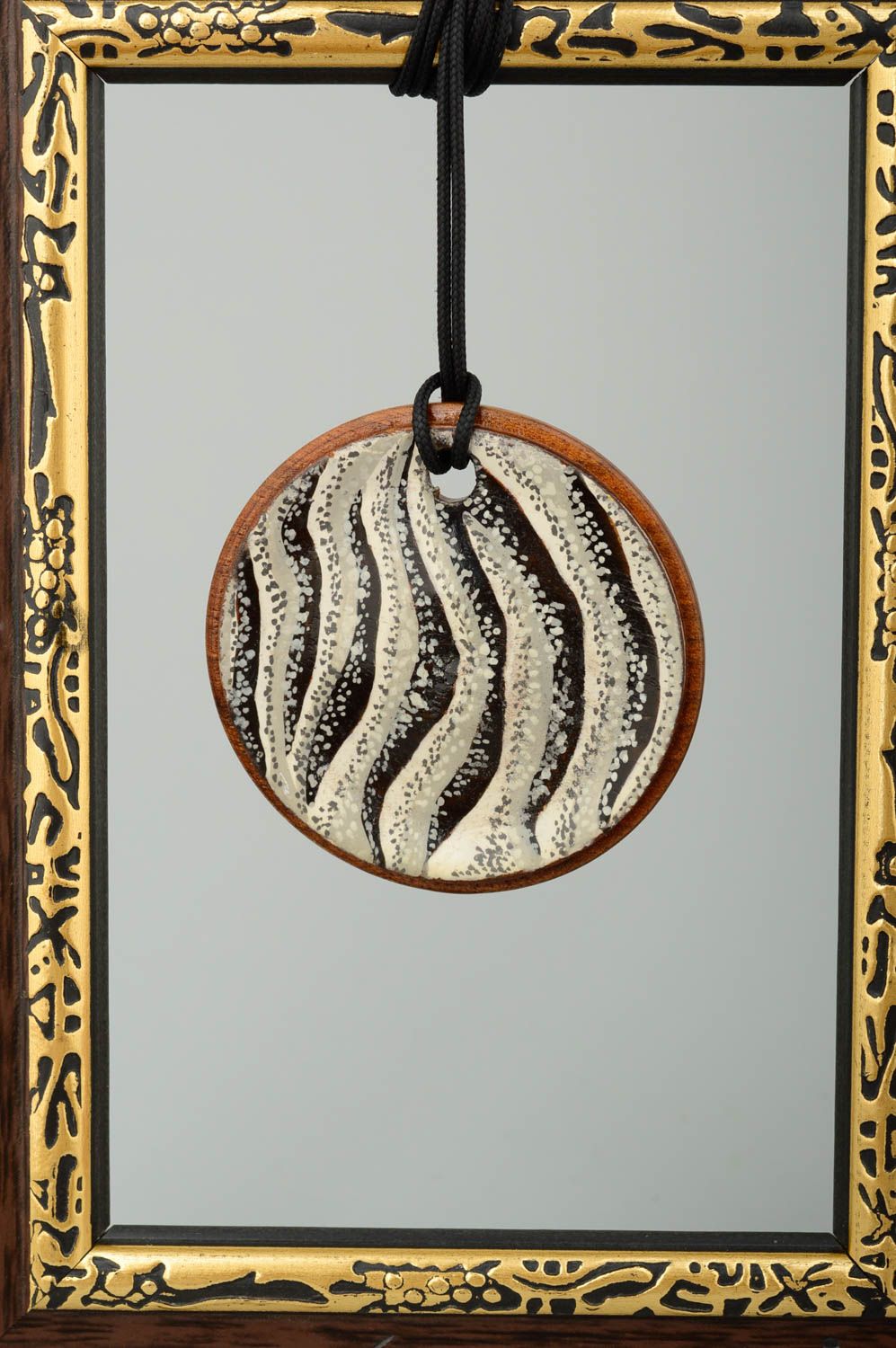 Handmade gestreifter Holz Kettenanhänger Damen Schmuck Accessoire für Frau Zebra foto 1