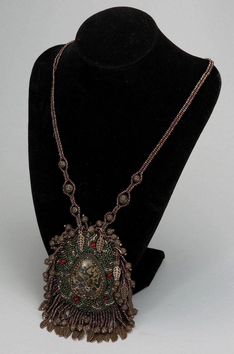 Pendentif en jaspe artisanal décoré de perles de rocailles photo 5