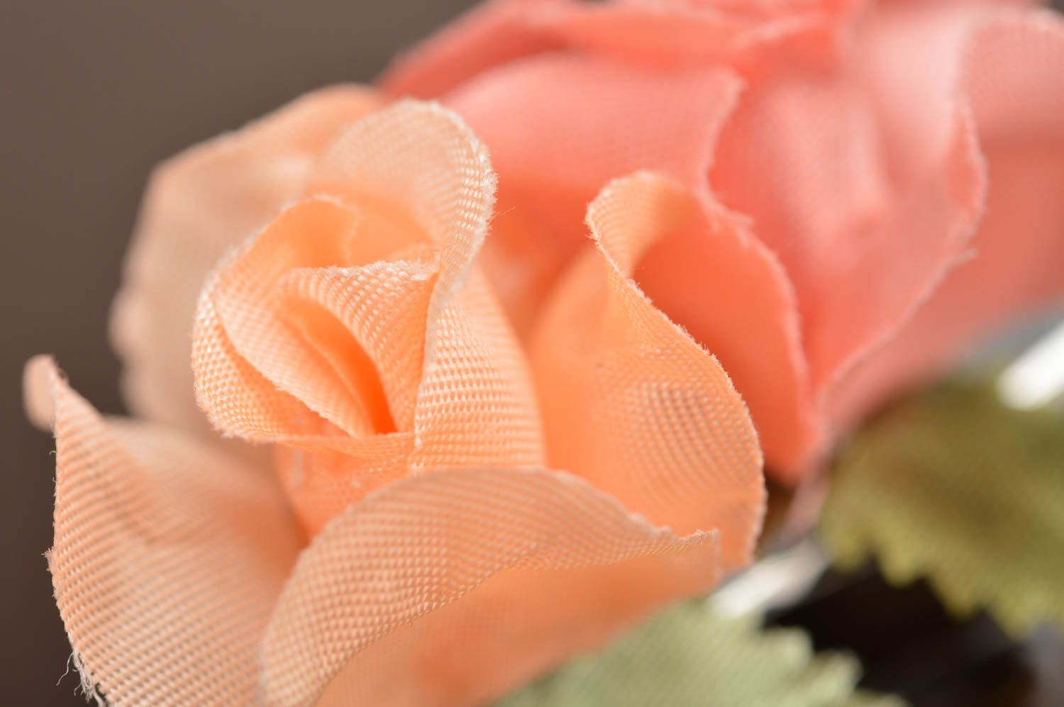 Нежная детская заколка из искусственных цветов в виде цветов Кремовые розы фото 4