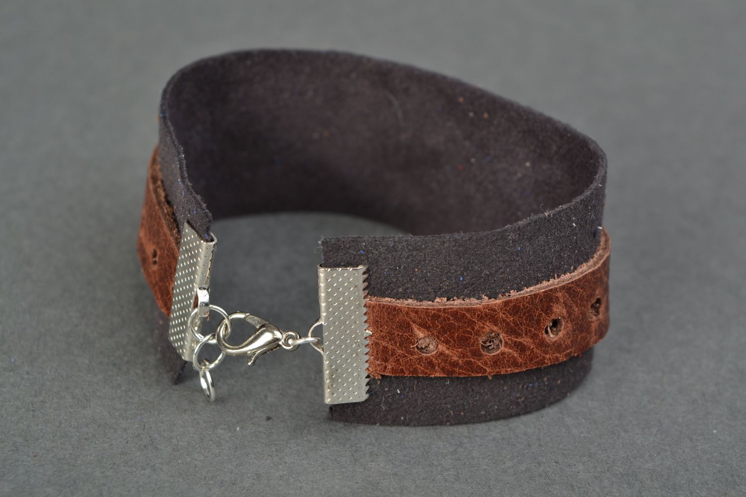 Handgemachtes Armband aus Leder und metallischen Ketten  foto 4