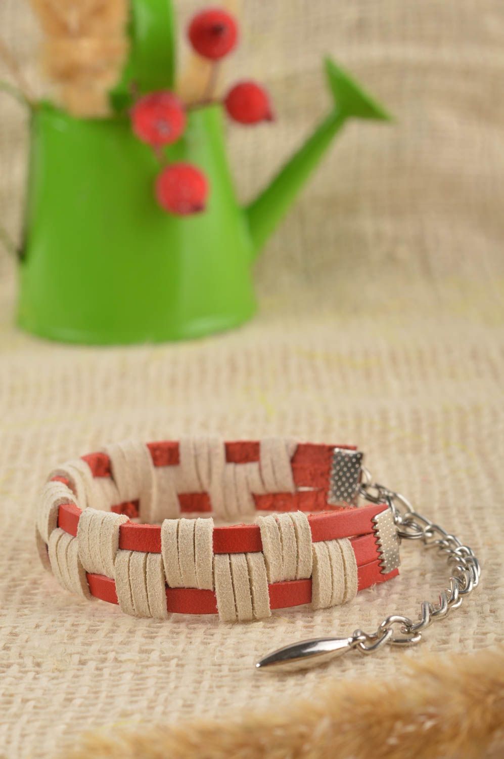 Bracelet en cuir naturel et daim Bijou fait main rouge-beige Cadeau pour femme photo 1