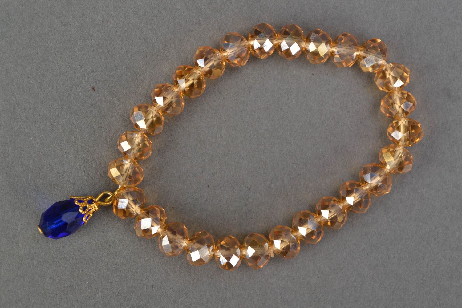 Goldfarbenes Armband aus Perlen handmade  foto 5
