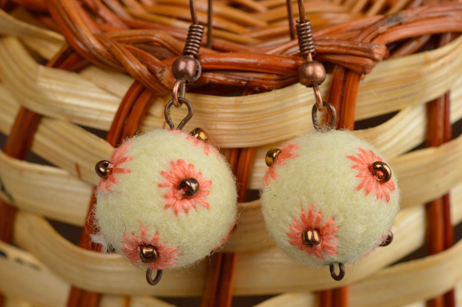 Boucles d'oreilles boules jaune pâle en laine feutrée faites main délicates photo 1