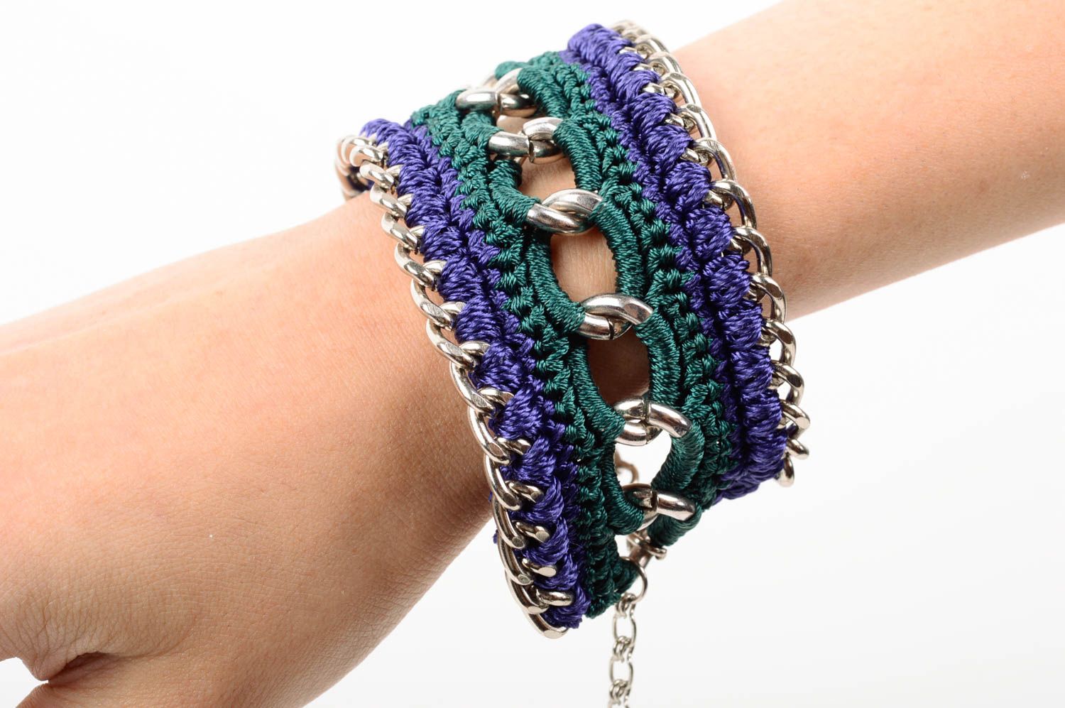 Яркий плетеный браслет из шелковых ниток ручной работы на цепочке для девушек фото 2