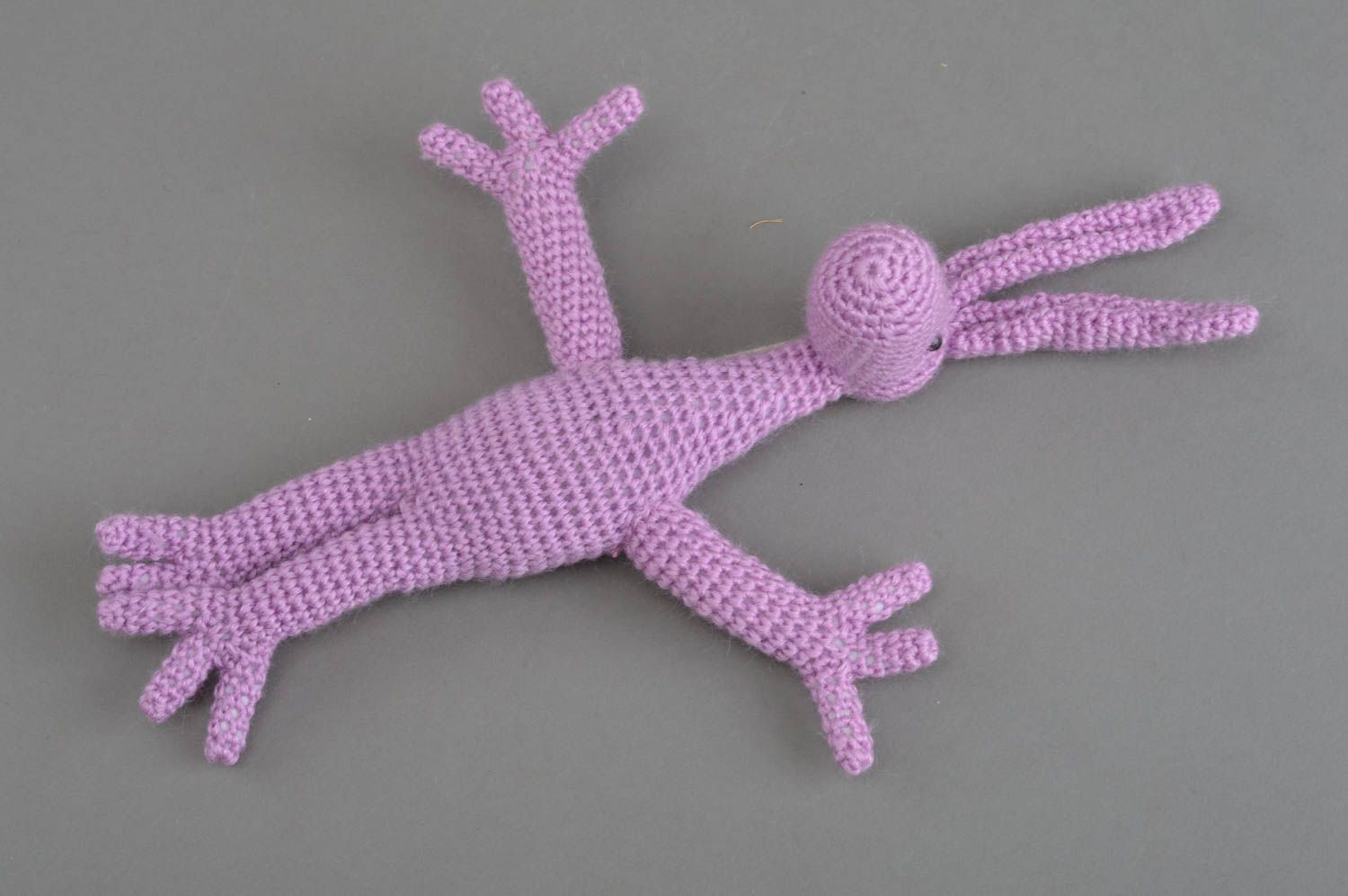 Peluche tricotée en fils acryliques faite main déco pour enfant Lièvre mauve photo 2
