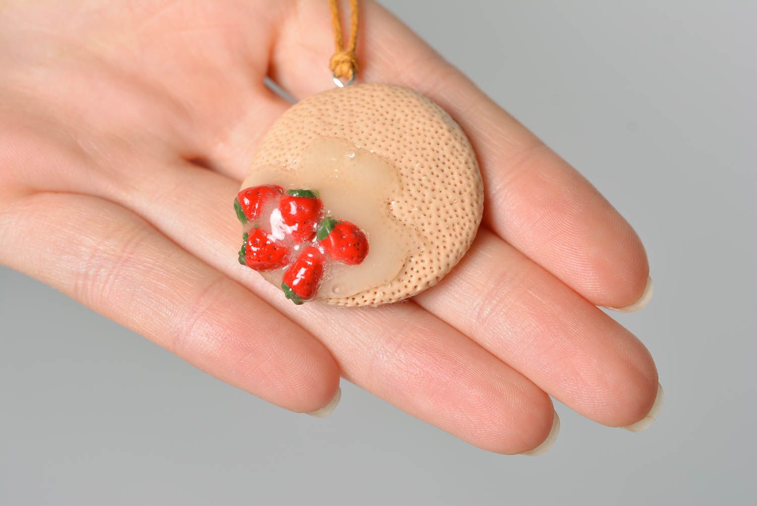 Grand pendentif Bijou fait main en pâte polymère avec fraises Cadeau pour femme photo 3