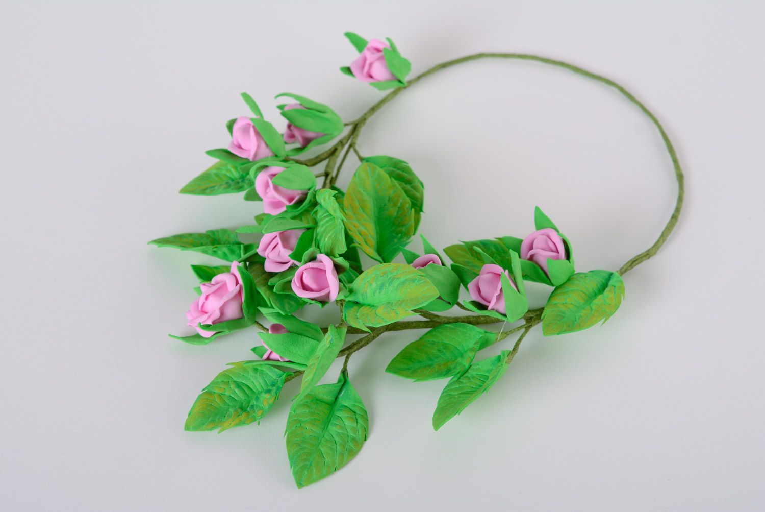 Колье из пластичной замши ручной работы цветочное зеленое с сиреневыми розами фото 4