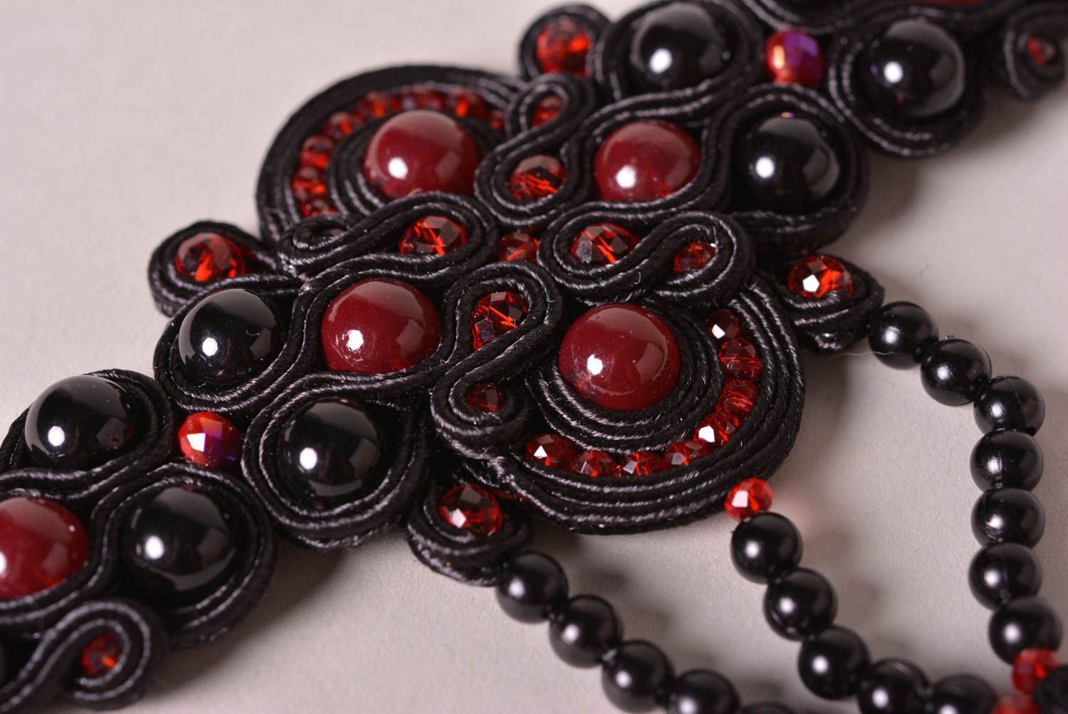 Bracelet textile Bijou fait main noir et rouge soutache Accessoire original photo 4