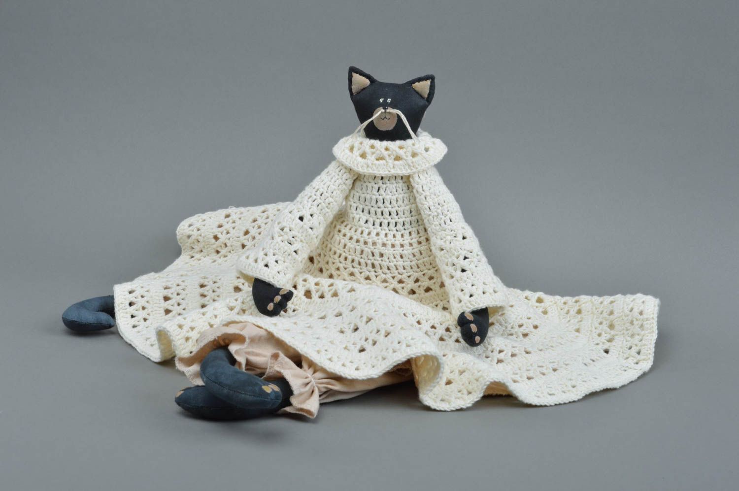 Handgemachtes Spielzeug aus Stoff Katze im Kleid für Kinder und Haus Dekor  foto 3