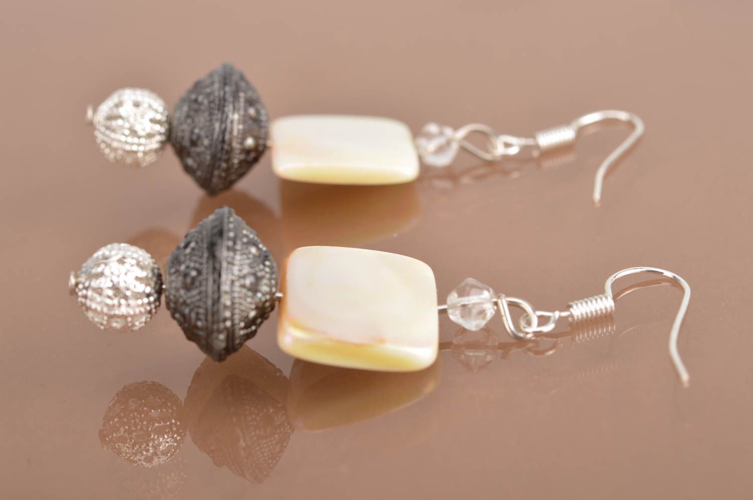 Boucles d'oreilles pendantes avec perles carrées fantaisie faites main photo 3