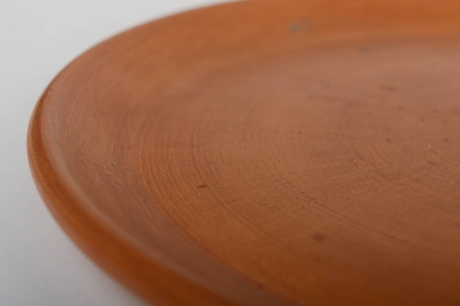 Тарелка из глины ручной работы плоская большая круглая в технике терракота фото 2