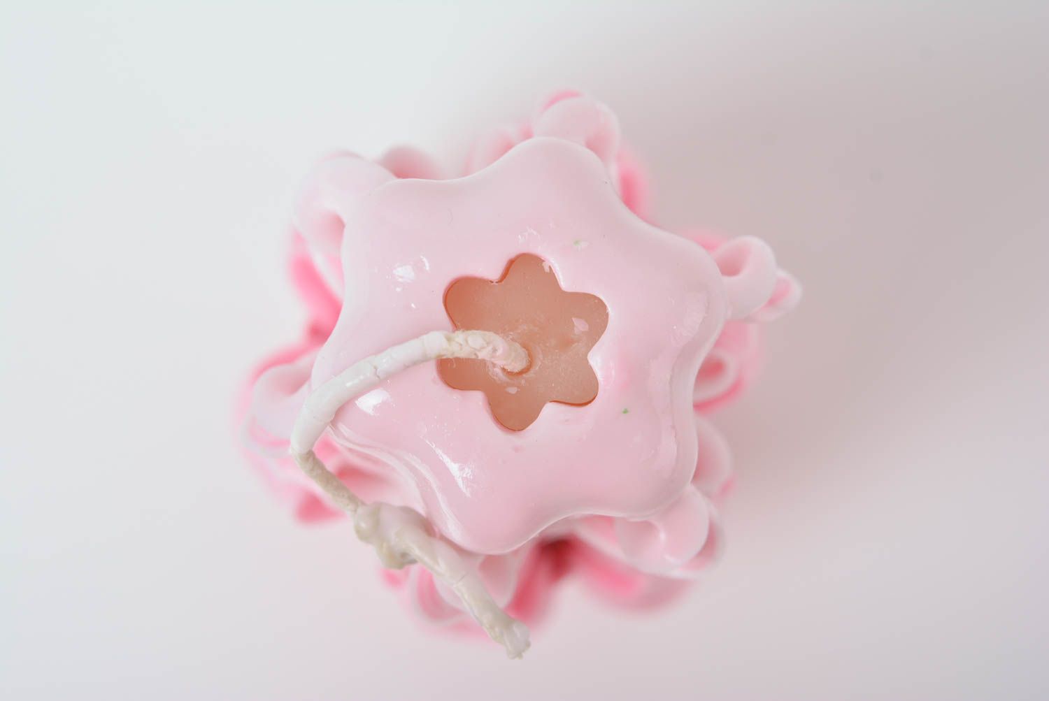 Парафиновая свеча резная ручной работы красивая авторская розово-белая фото 3
