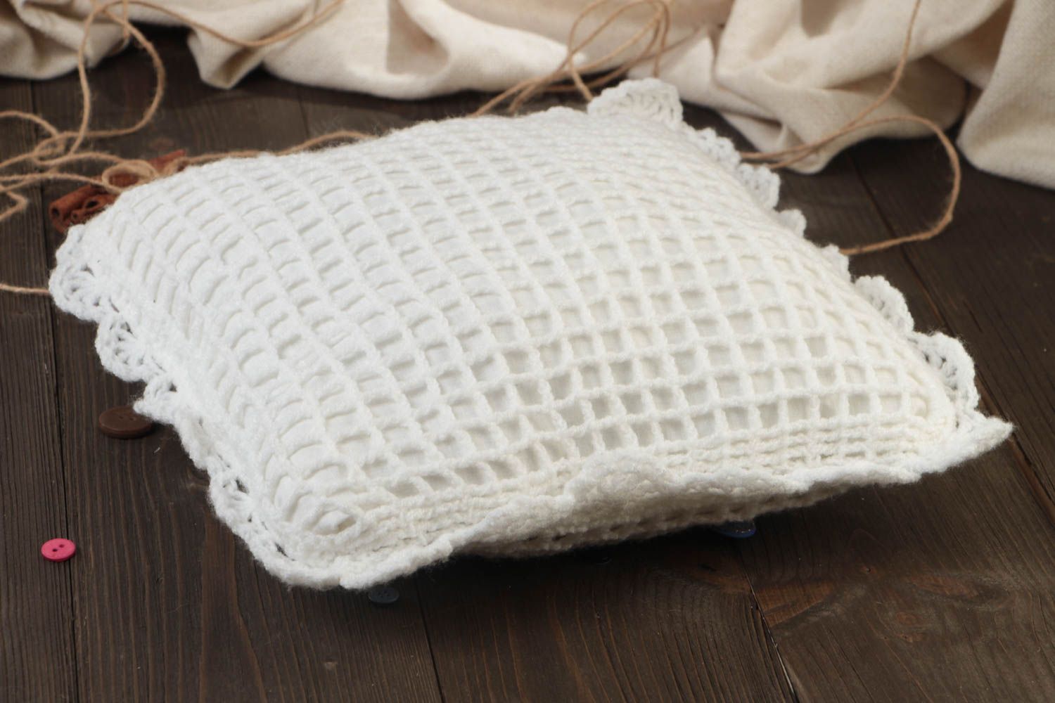 Coussin fait main décoratif blanc tricoté au crochet pour canapé ajouré photo 1