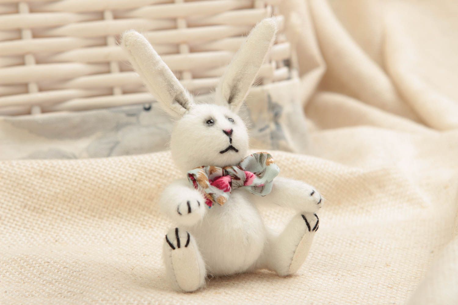 Jouet mou fait main en fausse fourrure décoratif en forme de lapin blanc photo 1