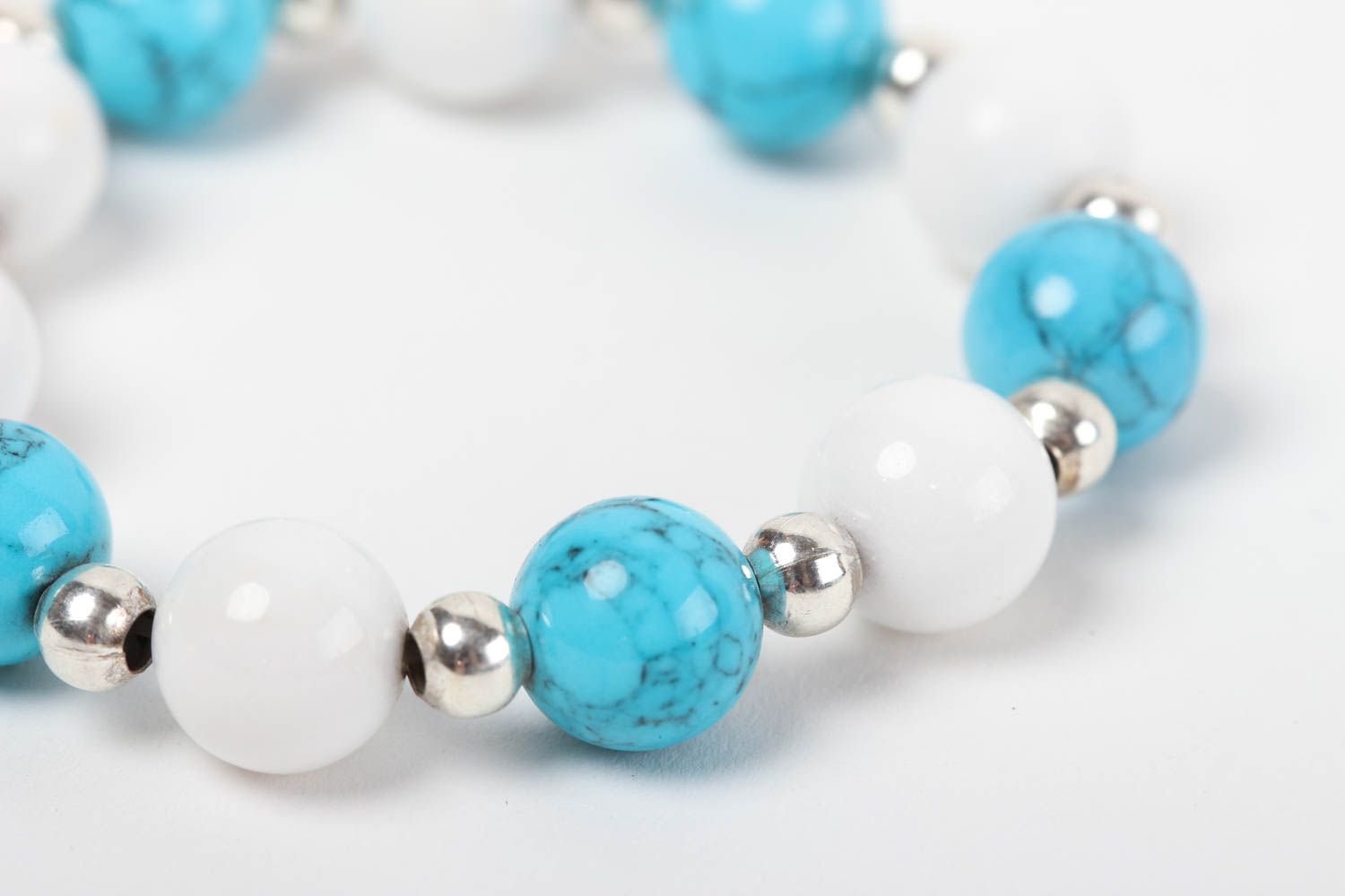 Bracelet en pierres fait main Bijou fantaisie d'agate et de turquoise blanc bleu photo 4